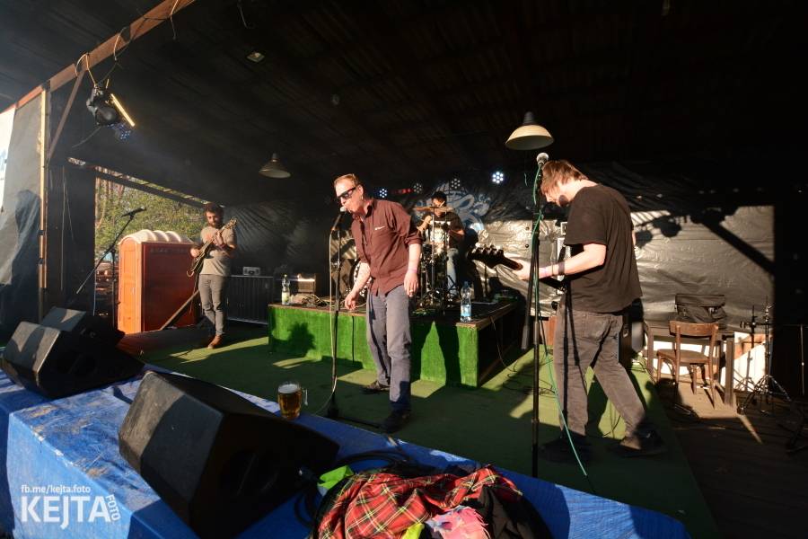 Barevné účesy, punk a teplé počasí: Číro Fest v první den rozhýbali SPS, Streetmachine nebo Vychcaný knedlíky