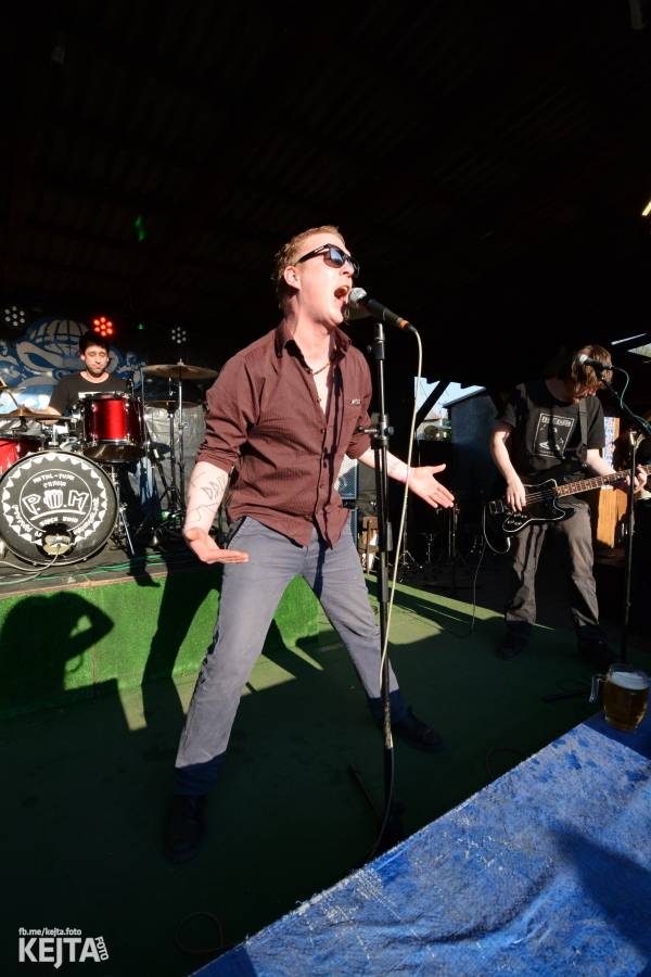 Barevné účesy, punk a teplé počasí: Číro Fest v první den rozhýbali SPS, Streetmachine nebo Vychcaný knedlíky