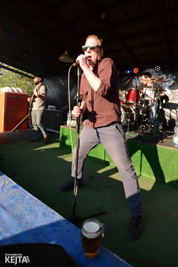 Barevné účesy, punk a teplé počasí: Číro Fest v první den rozhýbali SPS, Streetmachine nebo Vychcaný knedlíky