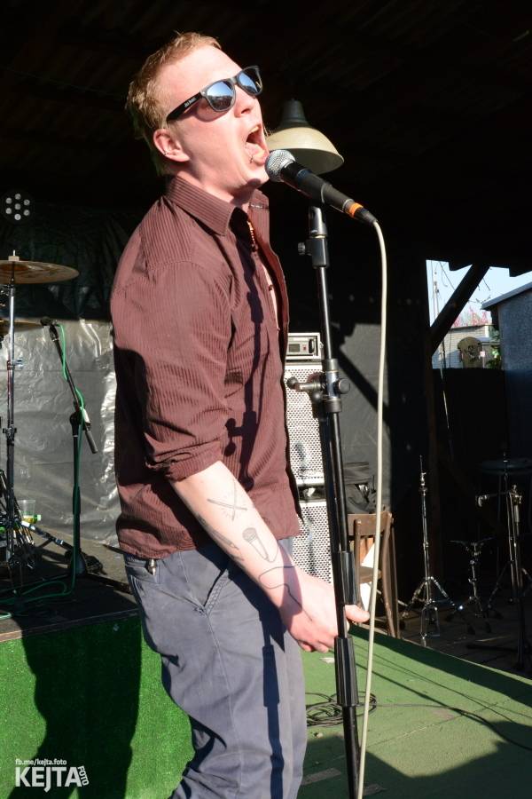 Barevné účesy, punk a teplé počasí: Číro Fest v první den rozhýbali SPS, Streetmachine nebo Vychcaný knedlíky