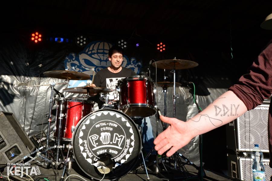 Barevné účesy, punk a teplé počasí: Číro Fest v první den rozhýbali SPS, Streetmachine nebo Vychcaný knedlíky