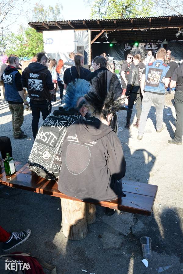 Barevné účesy, punk a teplé počasí: Číro Fest v první den rozhýbali SPS, Streetmachine nebo Vychcaný knedlíky
