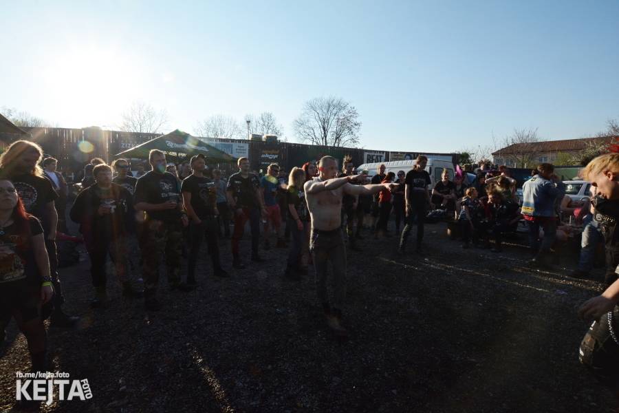 Barevné účesy, punk a teplé počasí: Číro Fest v první den rozhýbali SPS, Streetmachine nebo Vychcaný knedlíky