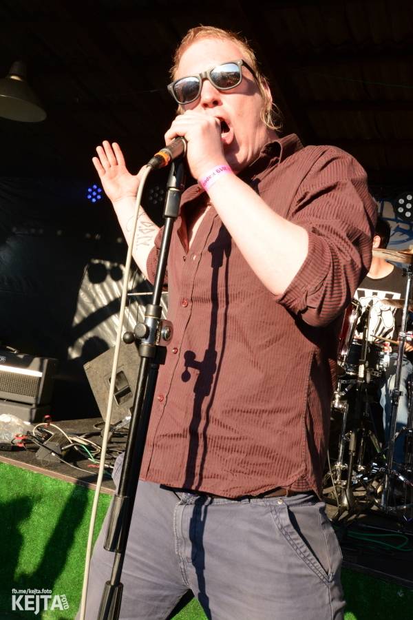 Barevné účesy, punk a teplé počasí: Číro Fest v první den rozhýbali SPS, Streetmachine nebo Vychcaný knedlíky