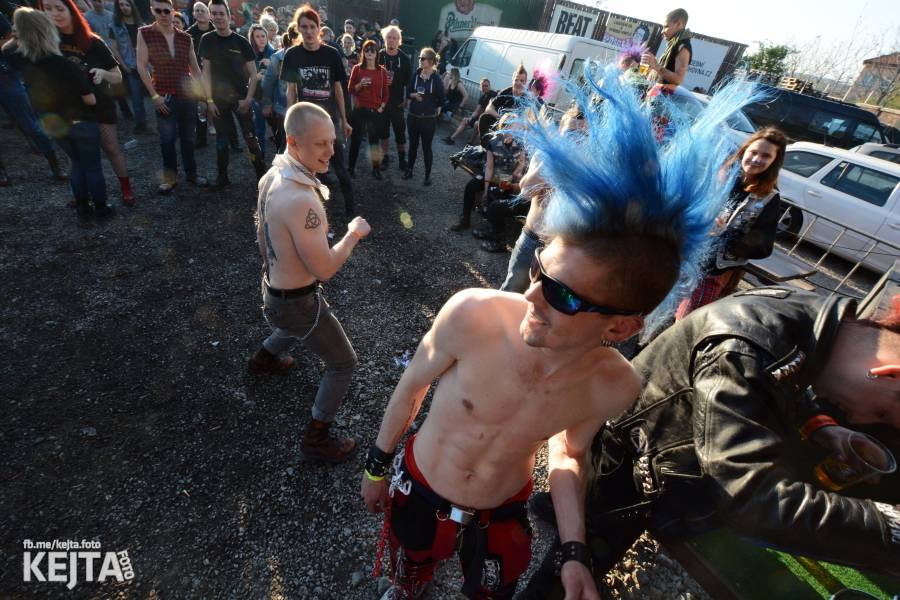 Barevné účesy, punk a teplé počasí: Číro Fest v první den rozhýbali SPS, Streetmachine nebo Vychcaný knedlíky