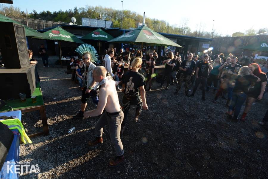 Barevné účesy, punk a teplé počasí: Číro Fest v první den rozhýbali SPS, Streetmachine nebo Vychcaný knedlíky