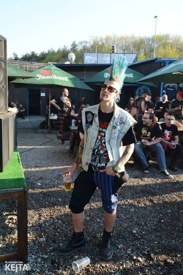 Barevné účesy, punk a teplé počasí: Číro Fest v první den rozhýbali SPS, Streetmachine nebo Vychcaný knedlíky