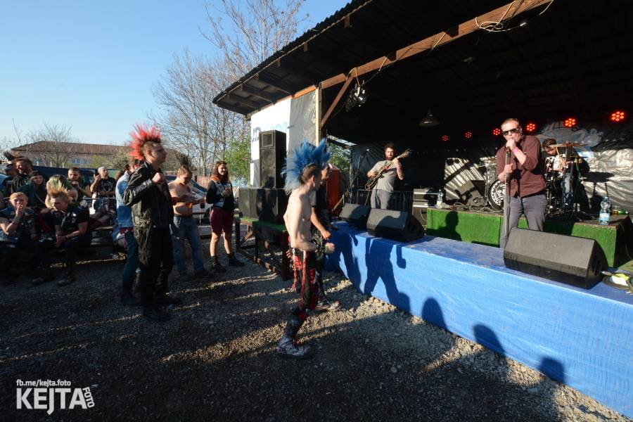 Barevné účesy, punk a teplé počasí: Číro Fest v první den rozhýbali SPS, Streetmachine nebo Vychcaný knedlíky