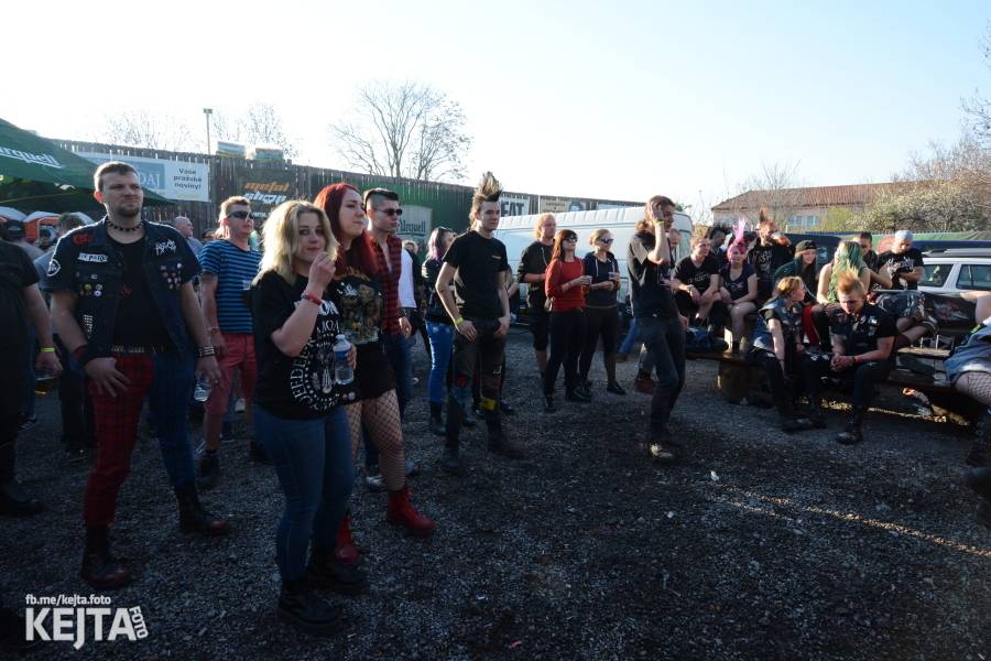 Barevné účesy, punk a teplé počasí: Číro Fest v první den rozhýbali SPS, Streetmachine nebo Vychcaný knedlíky