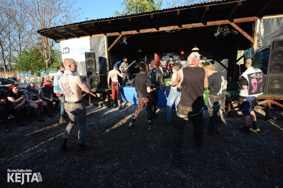 Barevné účesy, punk a teplé počasí: Číro Fest v první den rozhýbali SPS, Streetmachine nebo Vychcaný knedlíky