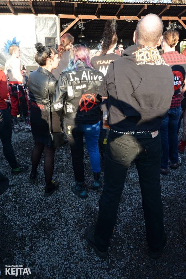 Barevné účesy, punk a teplé počasí: Číro Fest v první den rozhýbali SPS, Streetmachine nebo Vychcaný knedlíky