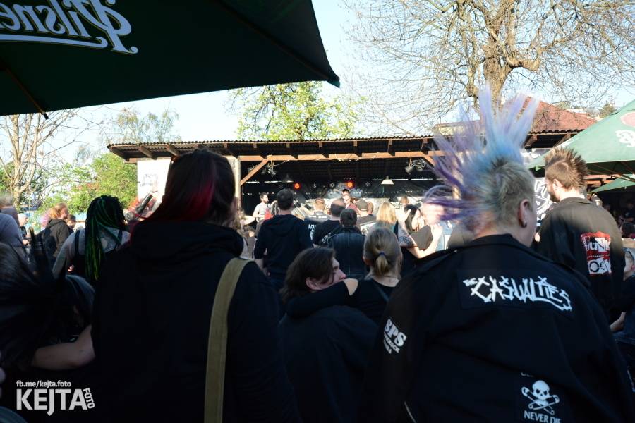 Barevné účesy, punk a teplé počasí: Číro Fest v první den rozhýbali SPS, Streetmachine nebo Vychcaný knedlíky