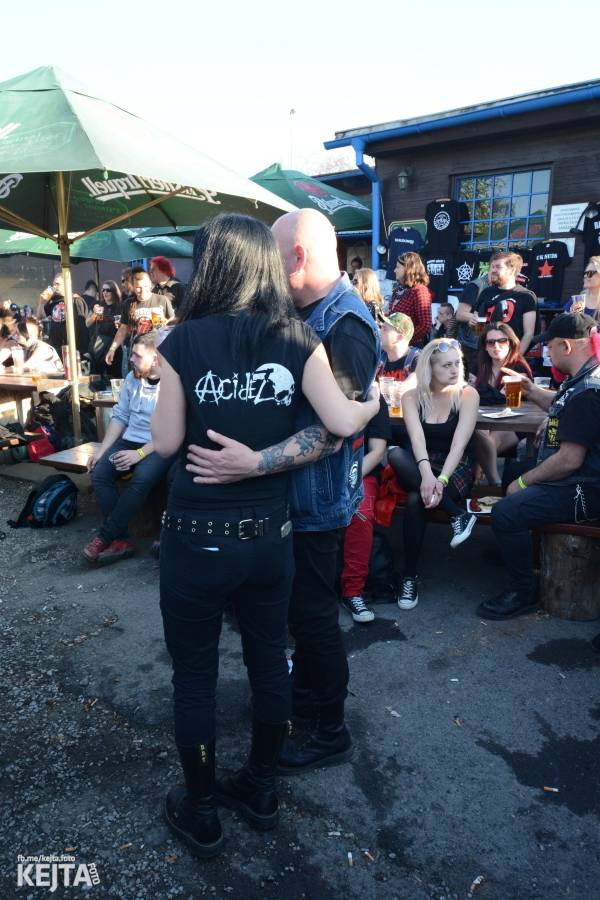 Barevné účesy, punk a teplé počasí: Číro Fest v první den rozhýbali SPS, Streetmachine nebo Vychcaný knedlíky