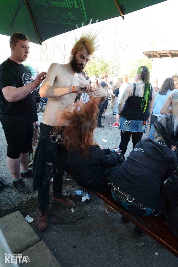 Barevné účesy, punk a teplé počasí: Číro Fest v první den rozhýbali SPS, Streetmachine nebo Vychcaný knedlíky