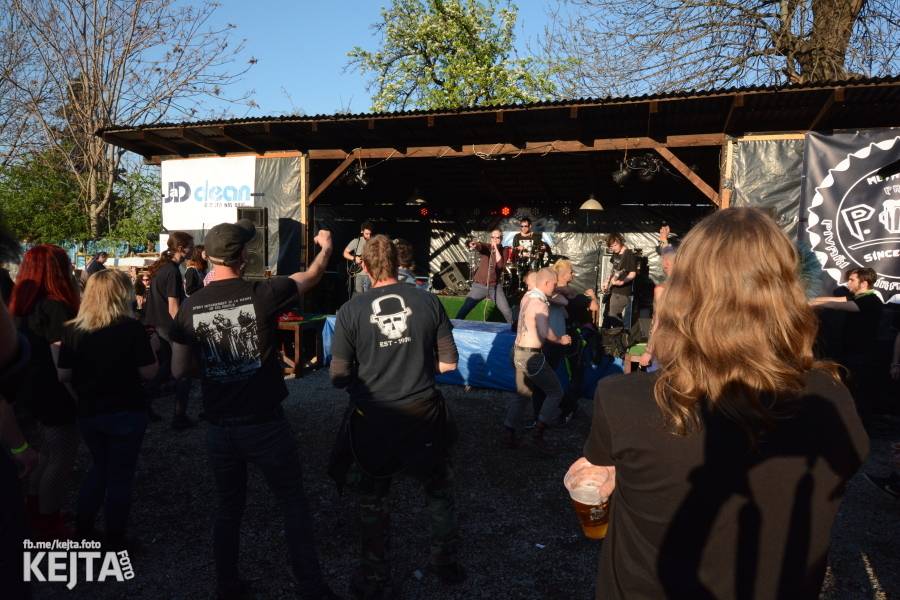 Barevné účesy, punk a teplé počasí: Číro Fest v první den rozhýbali SPS, Streetmachine nebo Vychcaný knedlíky