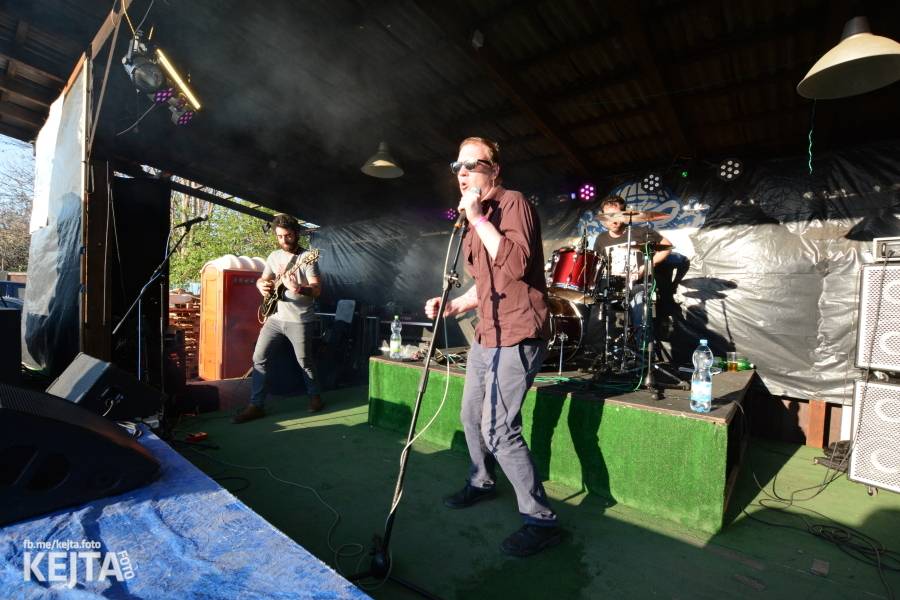 Barevné účesy, punk a teplé počasí: Číro Fest v první den rozhýbali SPS, Streetmachine nebo Vychcaný knedlíky