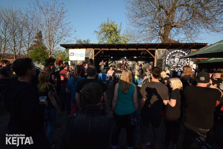 Barevné účesy, punk a teplé počasí: Číro Fest v první den rozhýbali SPS, Streetmachine nebo Vychcaný knedlíky