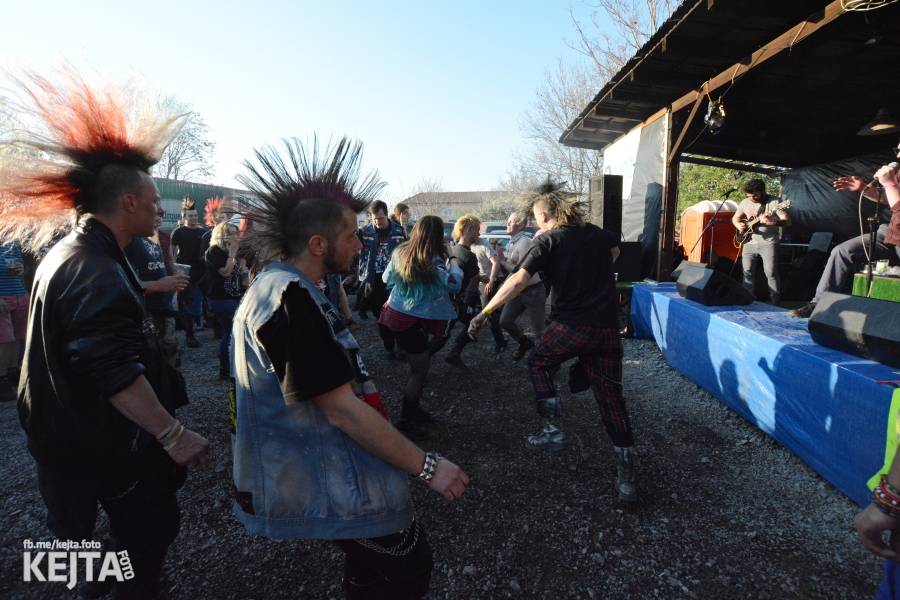 Barevné účesy, punk a teplé počasí: Číro Fest v první den rozhýbali SPS, Streetmachine nebo Vychcaný knedlíky