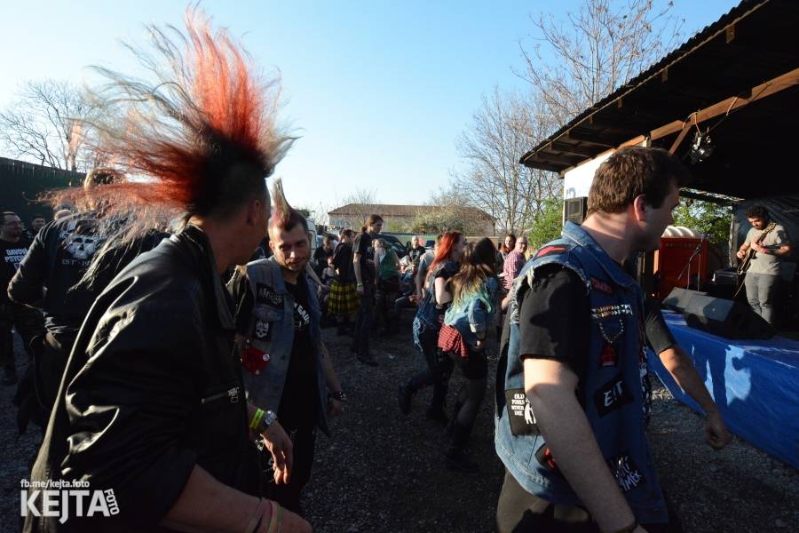 Barevné účesy, punk a teplé počasí: Číro Fest v první den rozhýbali SPS, Streetmachine nebo Vychcaný knedlíky