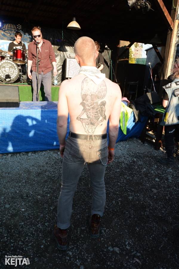 Barevné účesy, punk a teplé počasí: Číro Fest v první den rozhýbali SPS, Streetmachine nebo Vychcaný knedlíky