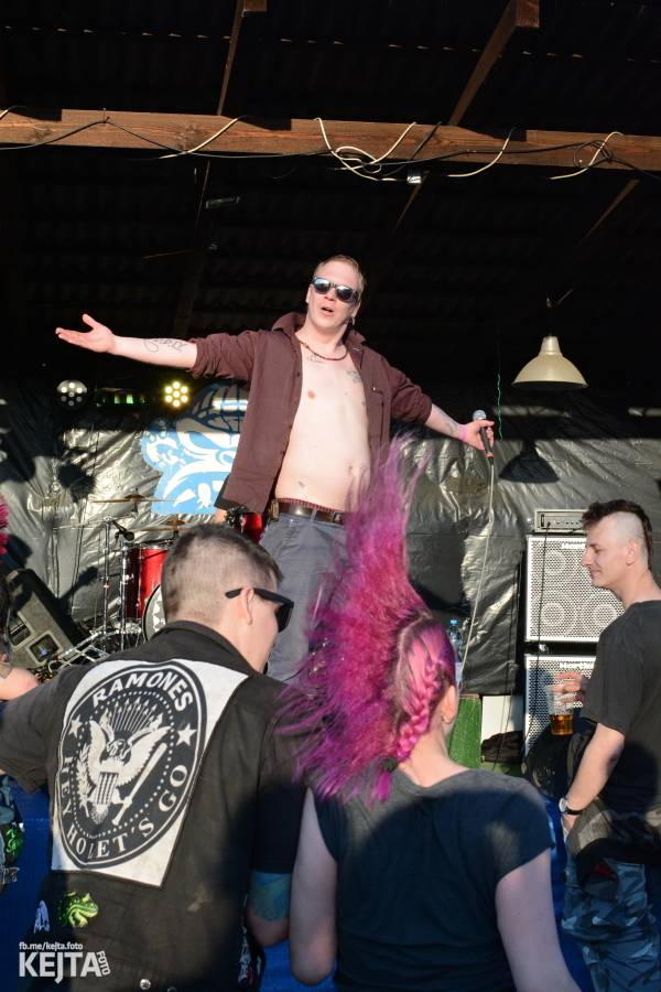 Barevné účesy, punk a teplé počasí: Číro Fest v první den rozhýbali SPS, Streetmachine nebo Vychcaný knedlíky