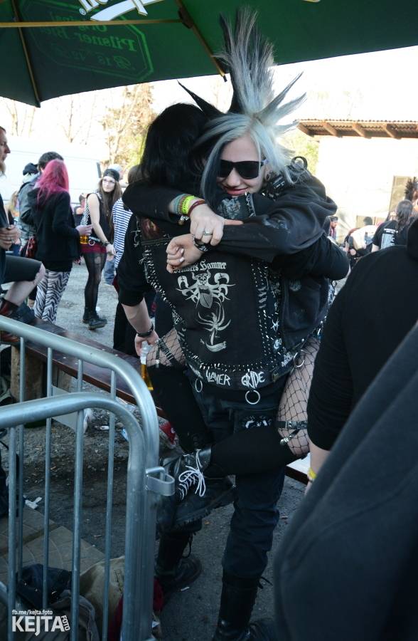 Barevné účesy, punk a teplé počasí: Číro Fest v první den rozhýbali SPS, Streetmachine nebo Vychcaný knedlíky