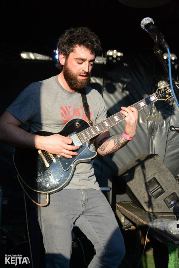 Barevné účesy, punk a teplé počasí: Číro Fest v první den rozhýbali SPS, Streetmachine nebo Vychcaný knedlíky