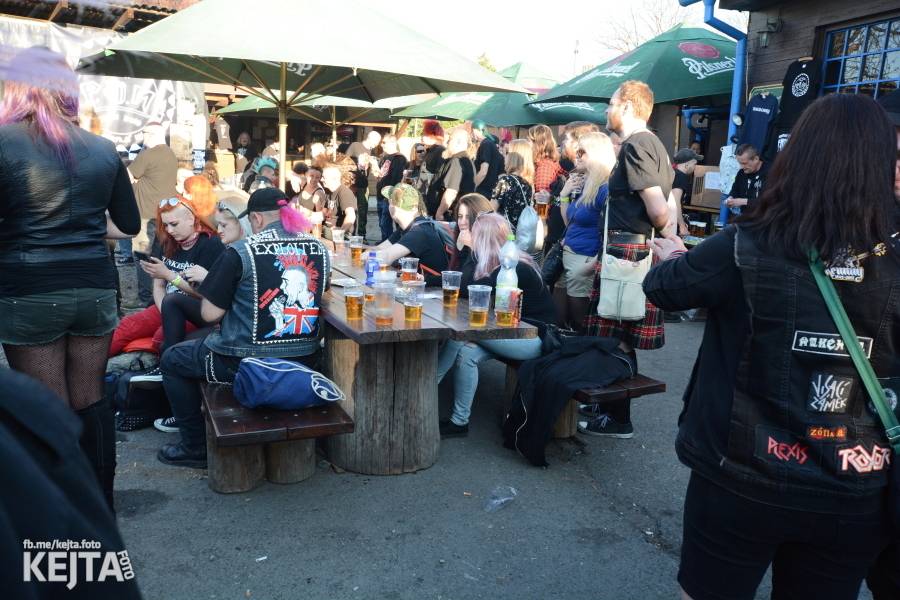 Barevné účesy, punk a teplé počasí: Číro Fest v první den rozhýbali SPS, Streetmachine nebo Vychcaný knedlíky