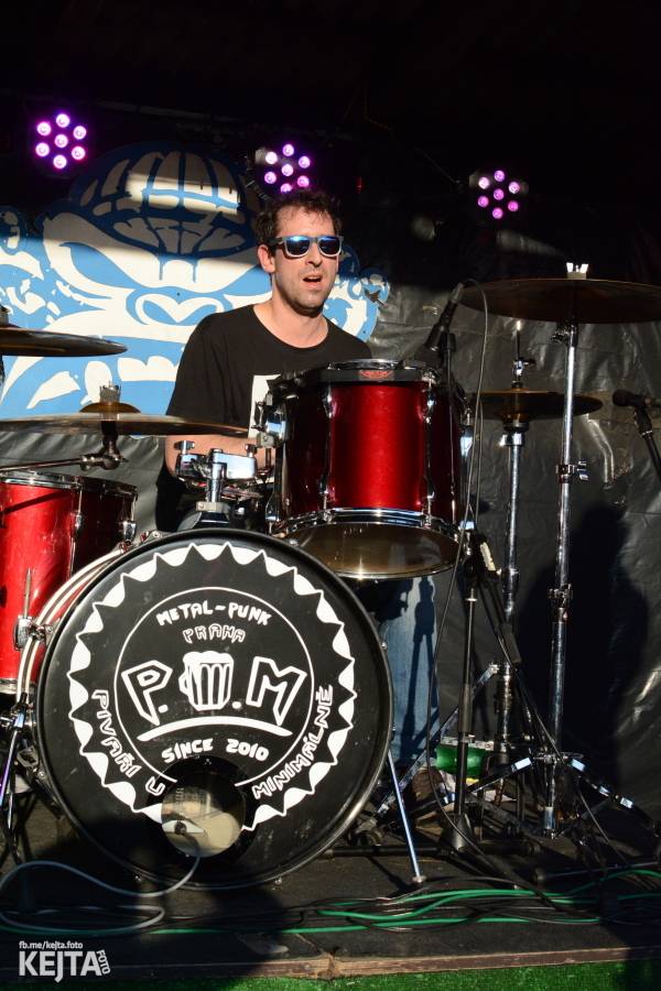 Barevné účesy, punk a teplé počasí: Číro Fest v první den rozhýbali SPS, Streetmachine nebo Vychcaný knedlíky