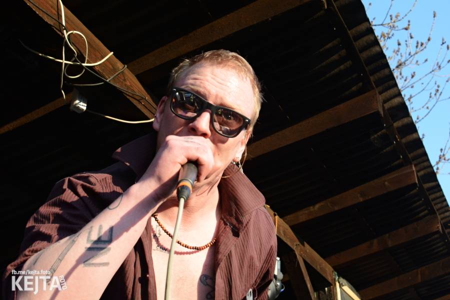 Barevné účesy, punk a teplé počasí: Číro Fest v první den rozhýbali SPS, Streetmachine nebo Vychcaný knedlíky