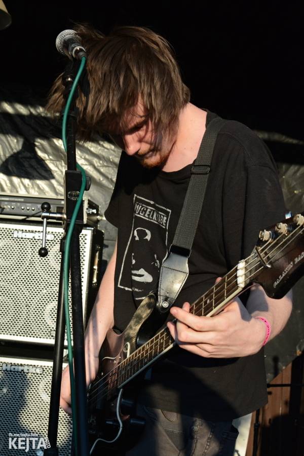 Barevné účesy, punk a teplé počasí: Číro Fest v první den rozhýbali SPS, Streetmachine nebo Vychcaný knedlíky