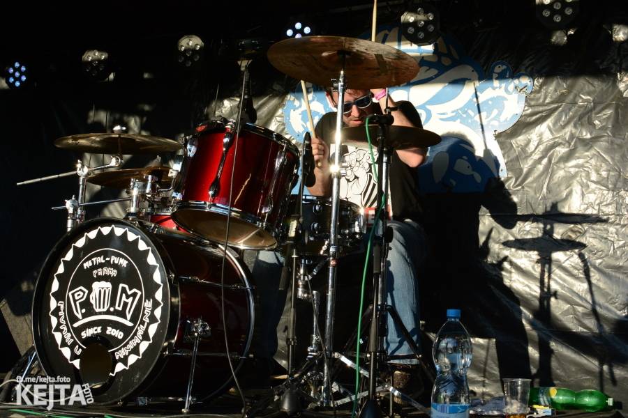 Barevné účesy, punk a teplé počasí: Číro Fest v první den rozhýbali SPS, Streetmachine nebo Vychcaný knedlíky