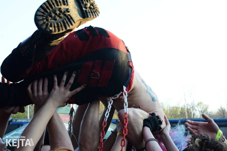 Barevné účesy, punk a teplé počasí: Číro Fest v první den rozhýbali SPS, Streetmachine nebo Vychcaný knedlíky