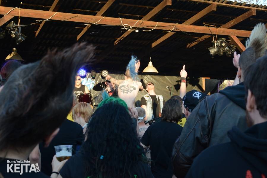 Barevné účesy, punk a teplé počasí: Číro Fest v první den rozhýbali SPS, Streetmachine nebo Vychcaný knedlíky