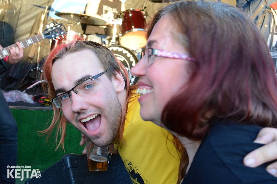 Barevné účesy, punk a teplé počasí: Číro Fest v první den rozhýbali SPS, Streetmachine nebo Vychcaný knedlíky