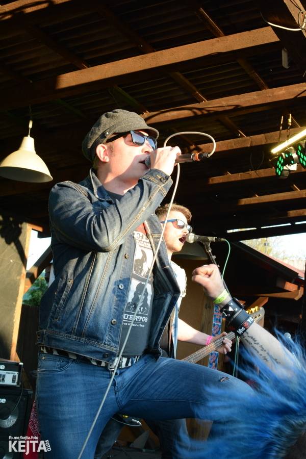 Barevné účesy, punk a teplé počasí: Číro Fest v první den rozhýbali SPS, Streetmachine nebo Vychcaný knedlíky