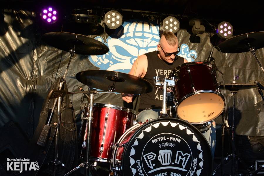 Barevné účesy, punk a teplé počasí: Číro Fest v první den rozhýbali SPS, Streetmachine nebo Vychcaný knedlíky