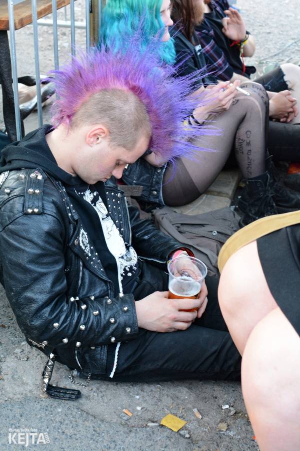 Barevné účesy, punk a teplé počasí: Číro Fest v první den rozhýbali SPS, Streetmachine nebo Vychcaný knedlíky