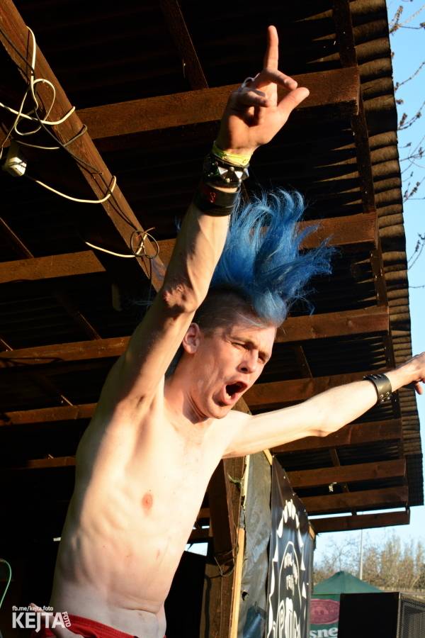Barevné účesy, punk a teplé počasí: Číro Fest v první den rozhýbali SPS, Streetmachine nebo Vychcaný knedlíky
