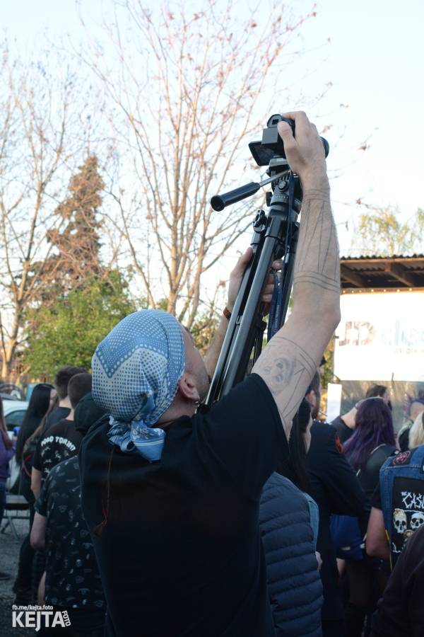 Barevné účesy, punk a teplé počasí: Číro Fest v první den rozhýbali SPS, Streetmachine nebo Vychcaný knedlíky