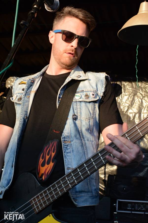 Barevné účesy, punk a teplé počasí: Číro Fest v první den rozhýbali SPS, Streetmachine nebo Vychcaný knedlíky