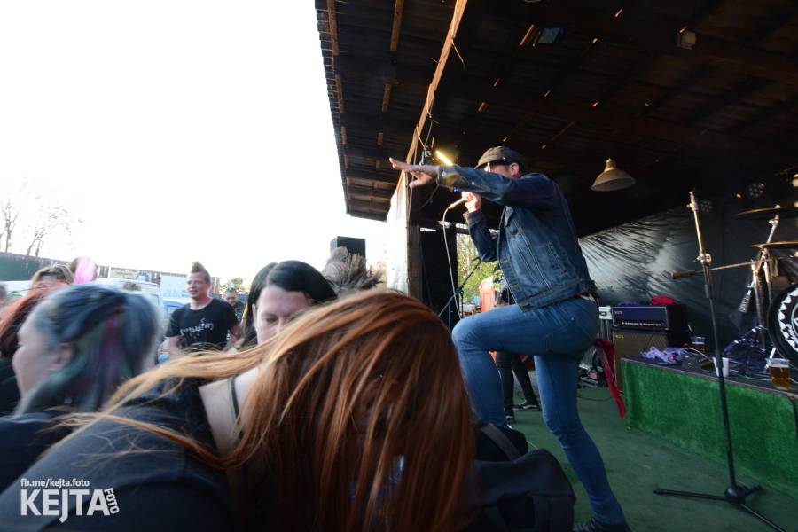 Barevné účesy, punk a teplé počasí: Číro Fest v první den rozhýbali SPS, Streetmachine nebo Vychcaný knedlíky