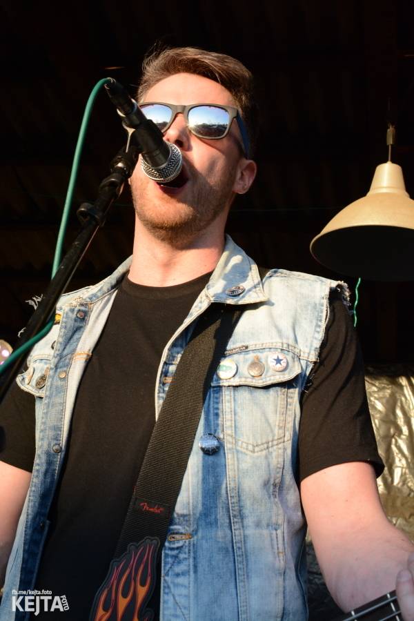 Barevné účesy, punk a teplé počasí: Číro Fest v první den rozhýbali SPS, Streetmachine nebo Vychcaný knedlíky