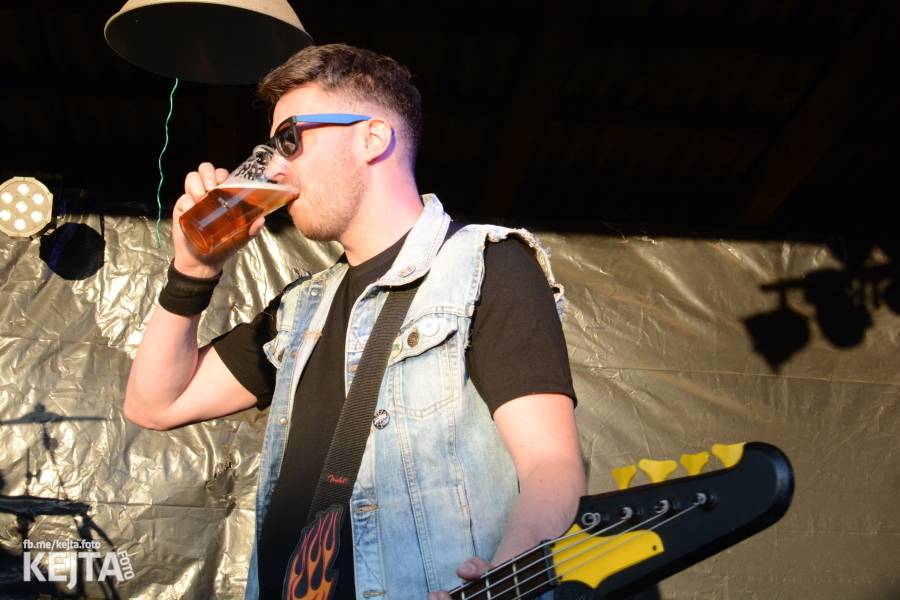 Barevné účesy, punk a teplé počasí: Číro Fest v první den rozhýbali SPS, Streetmachine nebo Vychcaný knedlíky