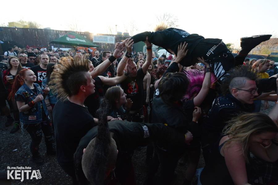 Barevné účesy, punk a teplé počasí: Číro Fest v první den rozhýbali SPS, Streetmachine nebo Vychcaný knedlíky