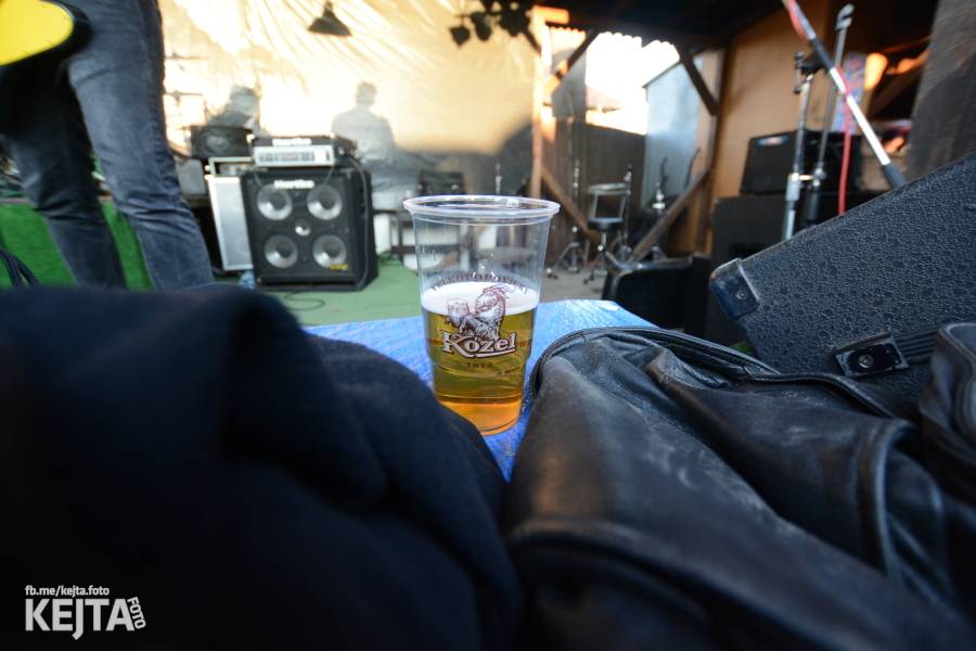 Barevné účesy, punk a teplé počasí: Číro Fest v první den rozhýbali SPS, Streetmachine nebo Vychcaný knedlíky