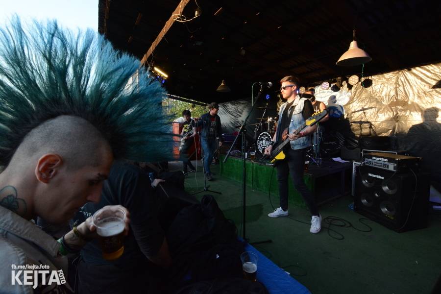 Barevné účesy, punk a teplé počasí: Číro Fest v první den rozhýbali SPS, Streetmachine nebo Vychcaný knedlíky