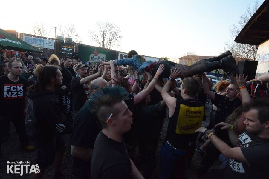 Barevné účesy, punk a teplé počasí: Číro Fest v první den rozhýbali SPS, Streetmachine nebo Vychcaný knedlíky