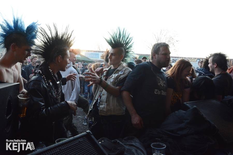 Barevné účesy, punk a teplé počasí: Číro Fest v první den rozhýbali SPS, Streetmachine nebo Vychcaný knedlíky