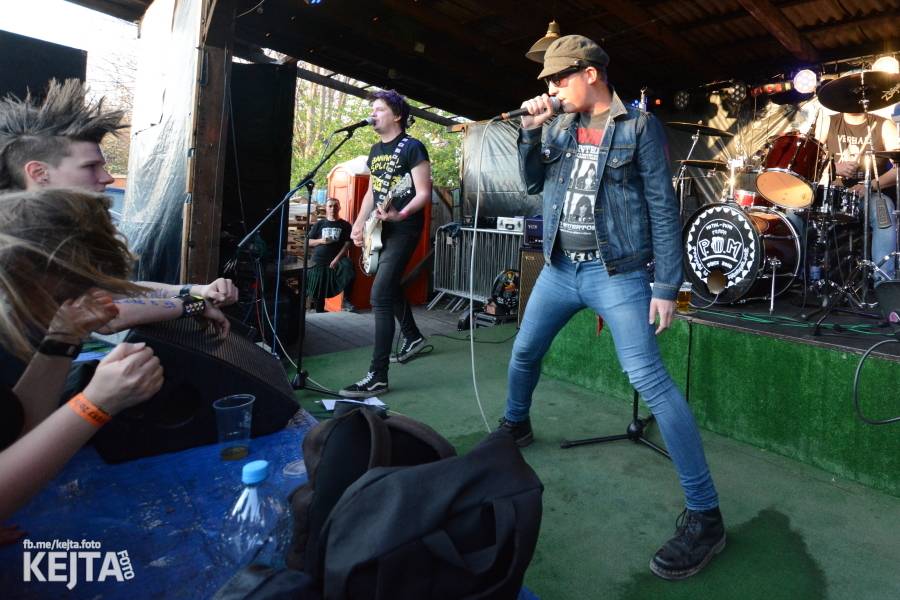 Barevné účesy, punk a teplé počasí: Číro Fest v první den rozhýbali SPS, Streetmachine nebo Vychcaný knedlíky